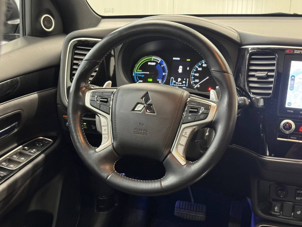 Mitsubishi Outlander Mitsubishi Outlander 2.4 PHEV Instyle |SOH 83%|Trekhaak|Clima|Stoelverwarming|Stuurverwarming|Parkeersensoren|