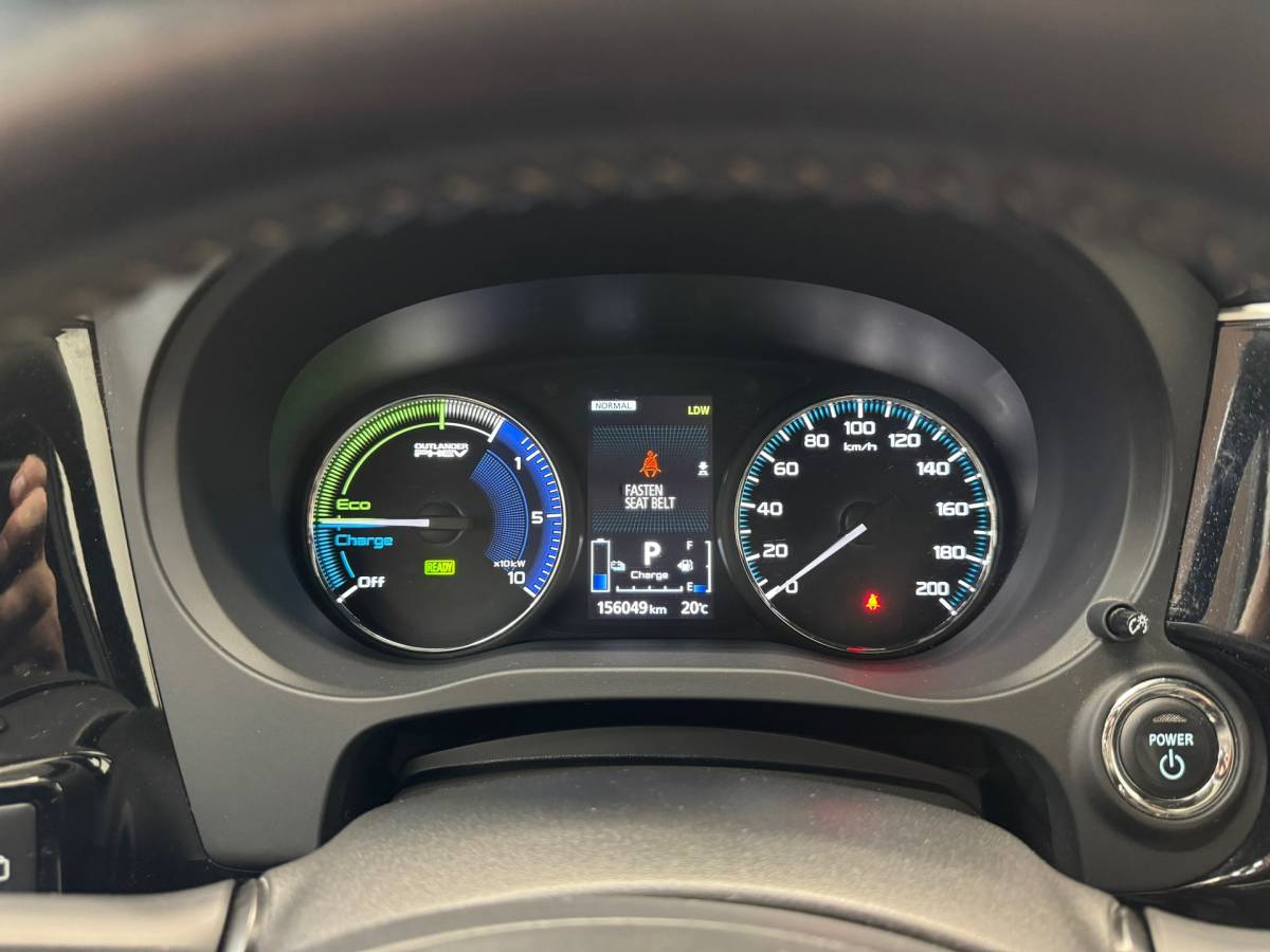 Mitsubishi Outlander Mitsubishi Outlander 2.4 PHEV Instyle |SOH 83%|Trekhaak|Clima|Stoelverwarming|Stuurverwarming|Parkeersensoren|