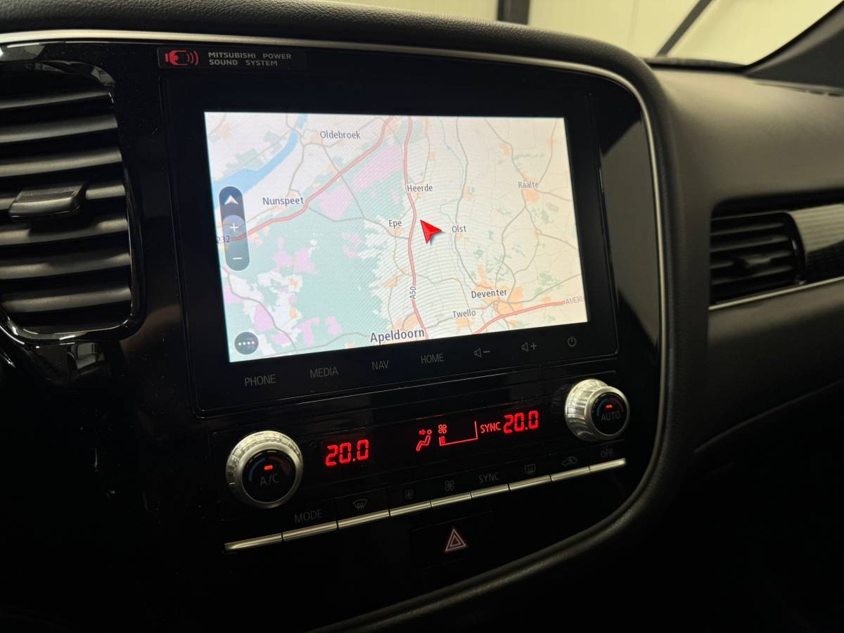 Mitsubishi Outlander Mitsubishi Outlander 2.4 PHEV Instyle |SOH 83%|Trekhaak|Clima|Stoelverwarming|Stuurverwarming|Parkeersensoren|