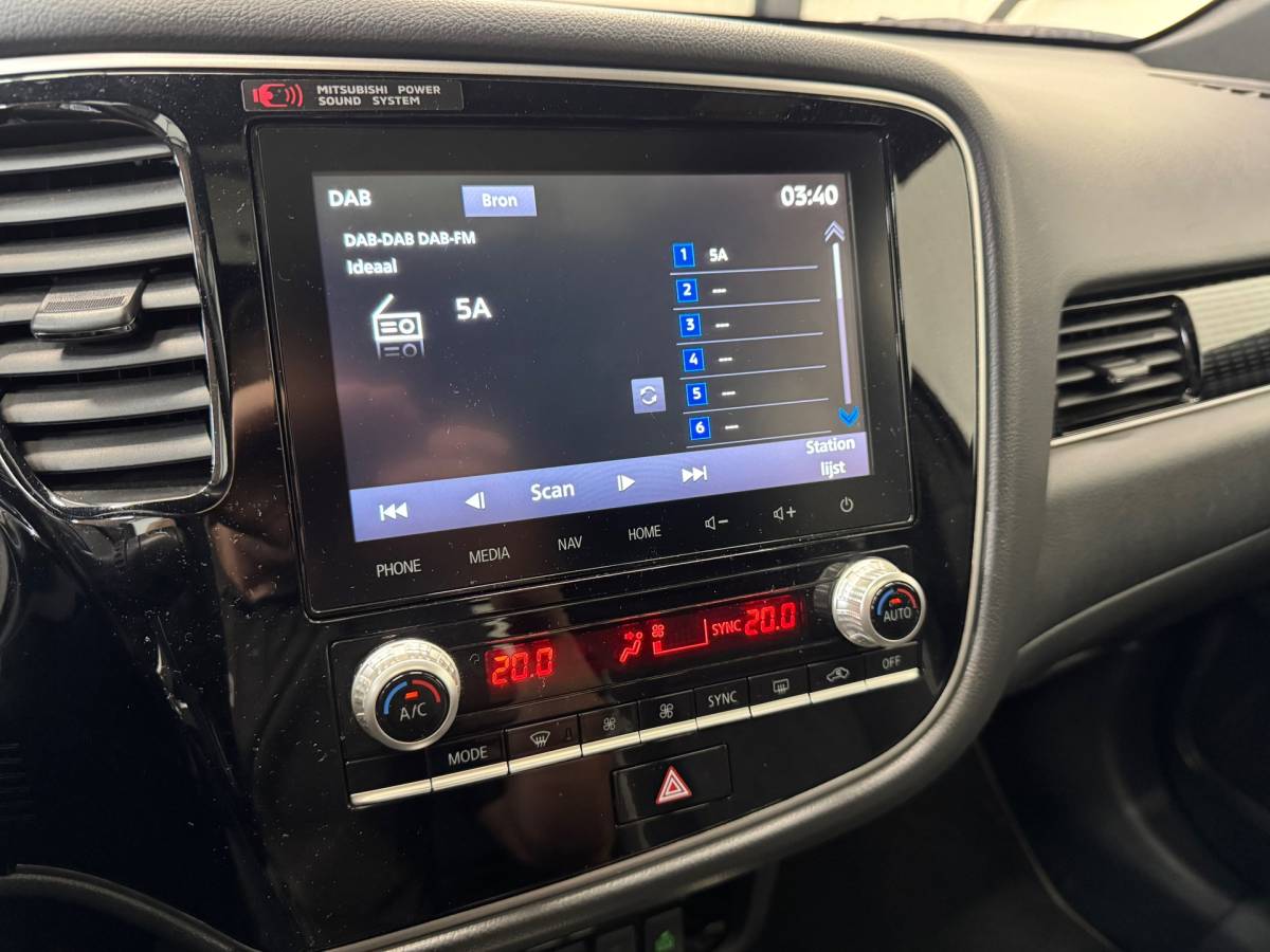 Mitsubishi Outlander Mitsubishi Outlander 2.4 PHEV Instyle |SOH 83%|Trekhaak|Clima|Stoelverwarming|Stuurverwarming|Parkeersensoren|
