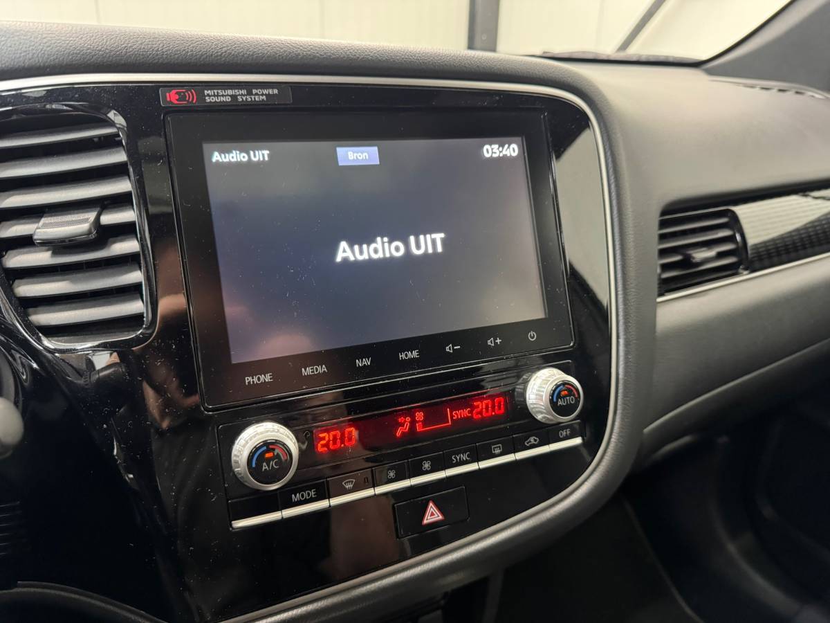 Mitsubishi Outlander Mitsubishi Outlander 2.4 PHEV Instyle |SOH 83%|Trekhaak|Clima|Stoelverwarming|Stuurverwarming|Parkeersensoren|