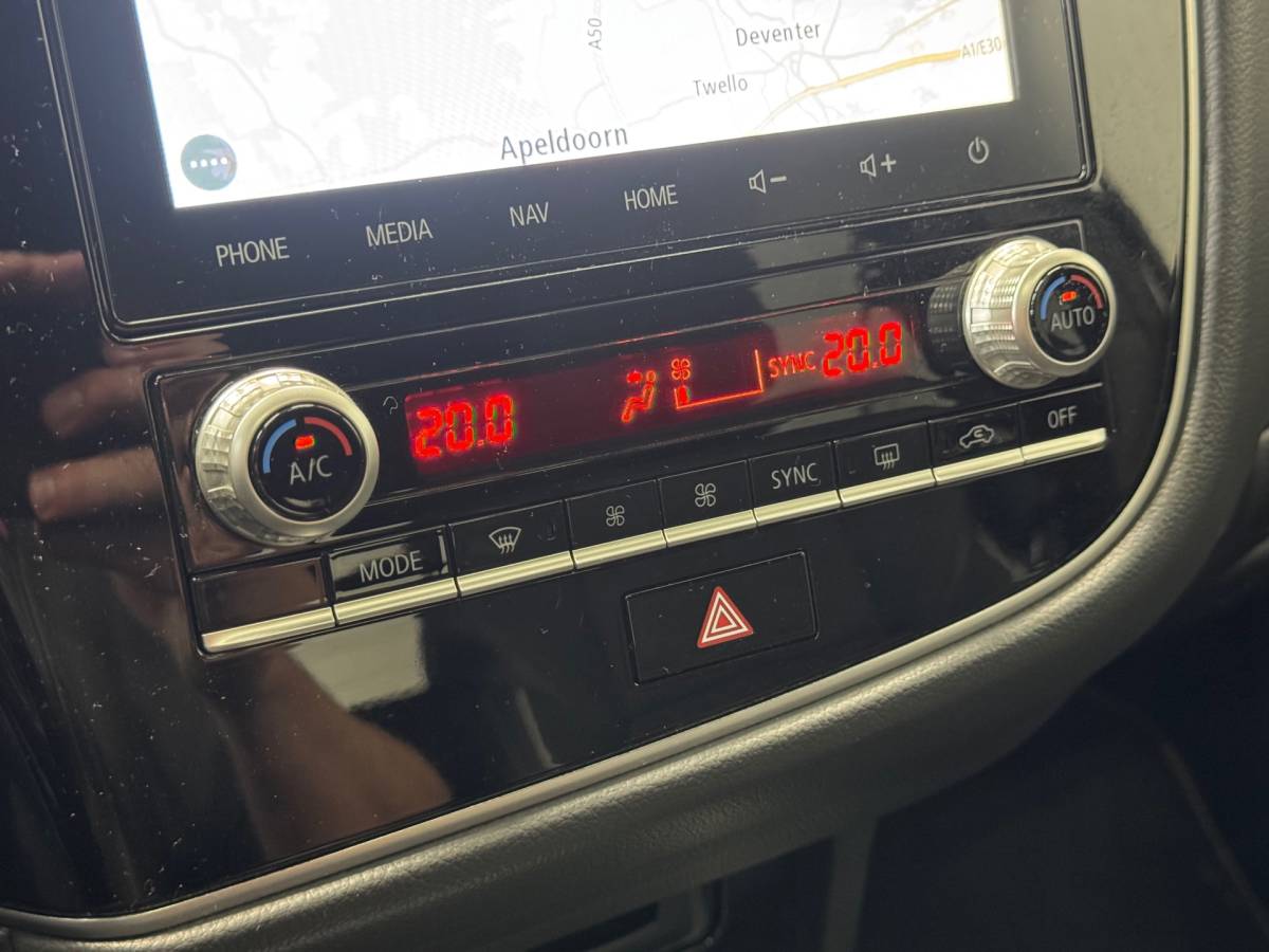 Mitsubishi Outlander Mitsubishi Outlander 2.4 PHEV Instyle |SOH 83%|Trekhaak|Clima|Stoelverwarming|Stuurverwarming|Parkeersensoren|