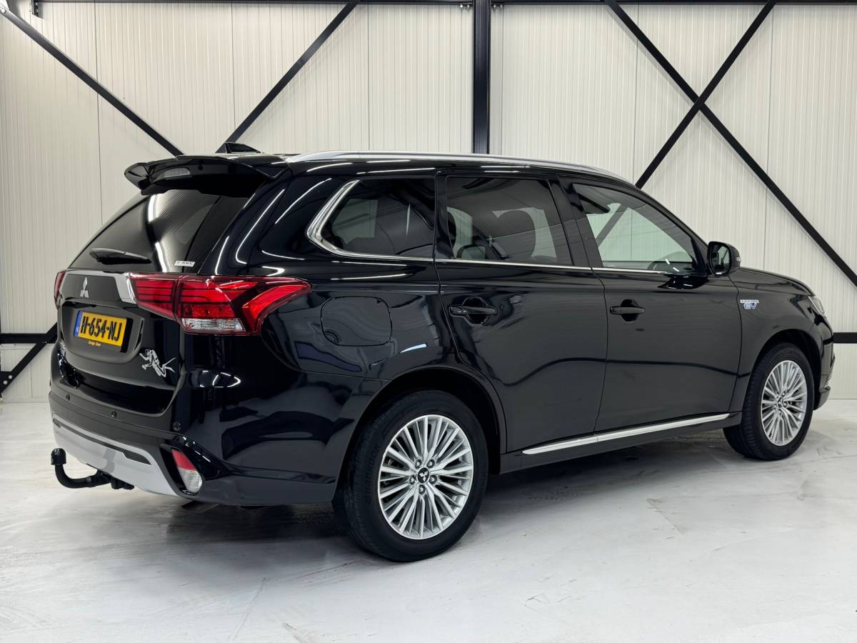 Mitsubishi Outlander Mitsubishi Outlander 2.4 PHEV Instyle |SOH 83%|Trekhaak|Clima|Stoelverwarming|Stuurverwarming|Parkeersensoren|