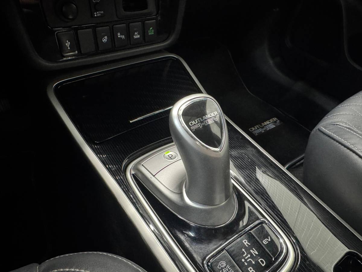 Mitsubishi Outlander Mitsubishi Outlander 2.4 PHEV Instyle |SOH 83%|Trekhaak|Clima|Stoelverwarming|Stuurverwarming|Parkeersensoren|