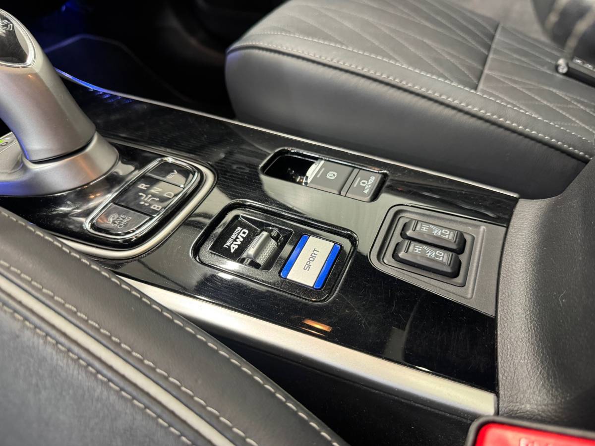 Mitsubishi Outlander Mitsubishi Outlander 2.4 PHEV Instyle |SOH 83%|Trekhaak|Clima|Stoelverwarming|Stuurverwarming|Parkeersensoren|