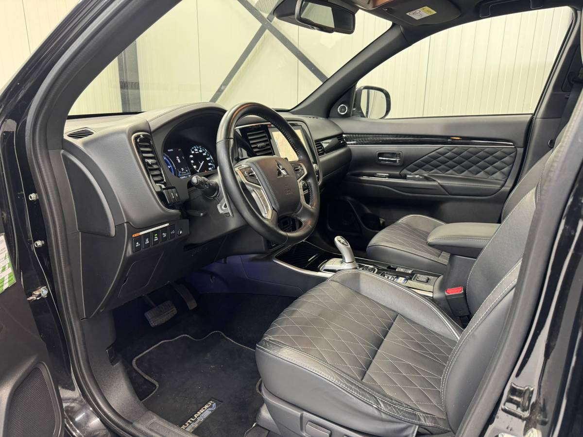 Mitsubishi Outlander Mitsubishi Outlander 2.4 PHEV Instyle |SOH 83%|Trekhaak|Clima|Stoelverwarming|Stuurverwarming|Parkeersensoren|