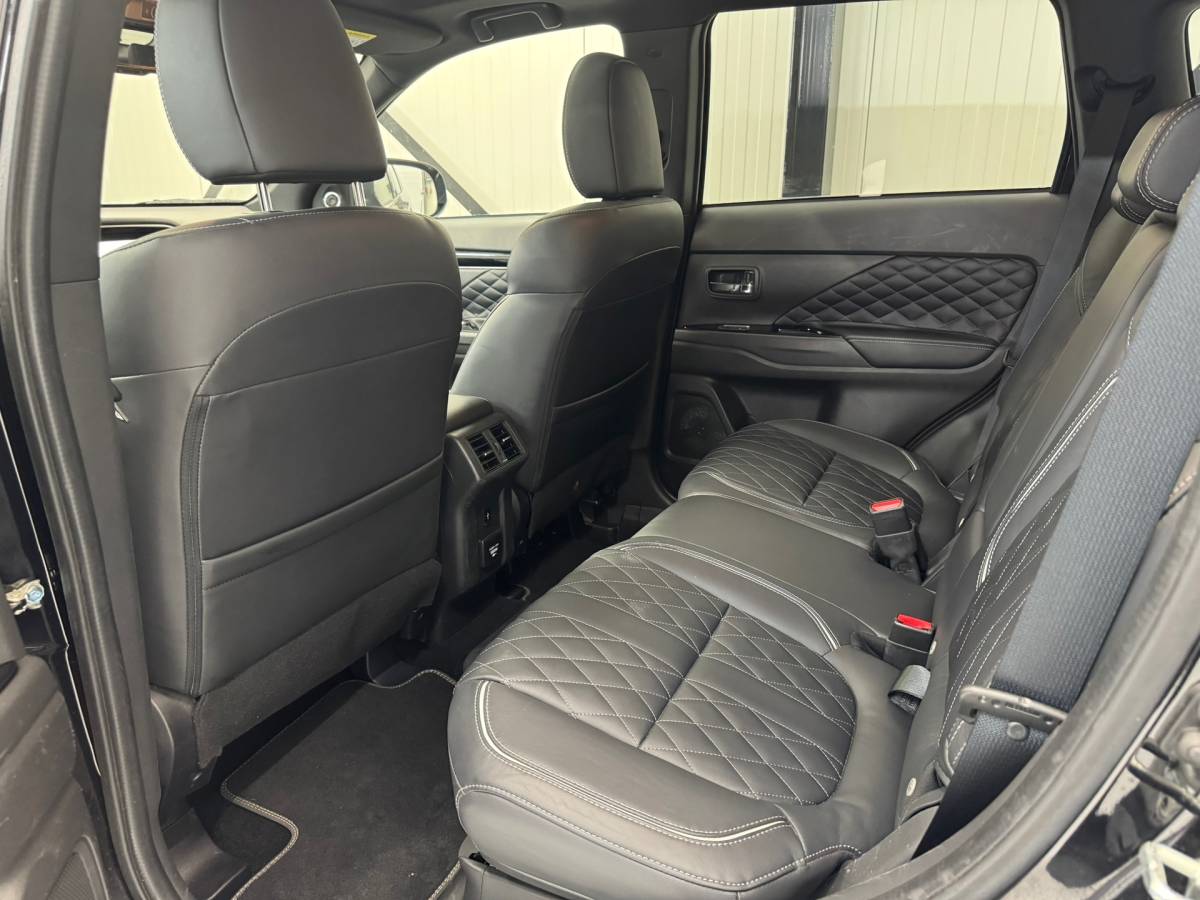 Mitsubishi Outlander Mitsubishi Outlander 2.4 PHEV Instyle |SOH 83%|Trekhaak|Clima|Stoelverwarming|Stuurverwarming|Parkeersensoren|