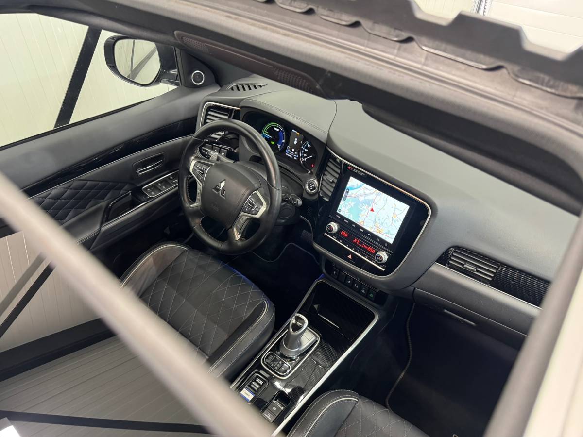 Mitsubishi Outlander Mitsubishi Outlander 2.4 PHEV Instyle |SOH 83%|Trekhaak|Clima|Stoelverwarming|Stuurverwarming|Parkeersensoren|
