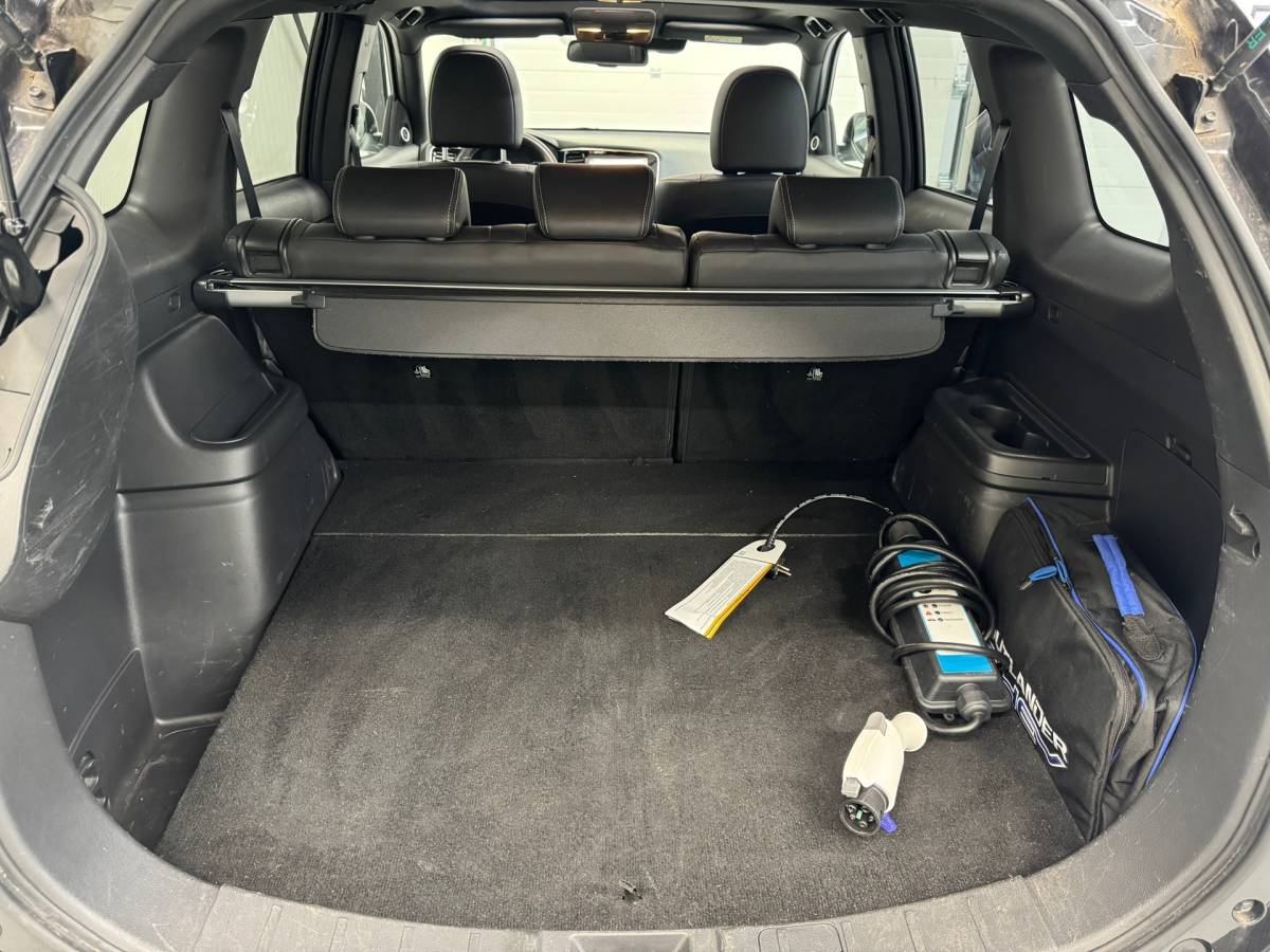 Mitsubishi Outlander Mitsubishi Outlander 2.4 PHEV Instyle |SOH 83%|Trekhaak|Clima|Stoelverwarming|Stuurverwarming|Parkeersensoren|