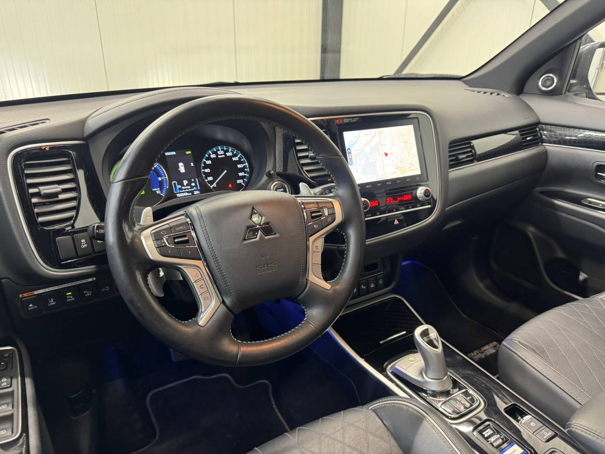 Mitsubishi Outlander Mitsubishi Outlander 2.4 PHEV Instyle |SOH 83%|Trekhaak|Clima|Stoelverwarming|Stuurverwarming|Parkeersensoren|
