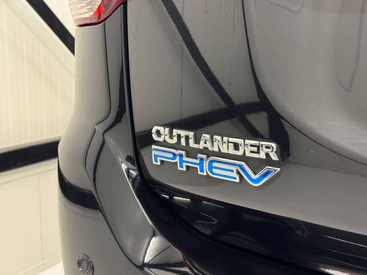 Mitsubishi Outlander Mitsubishi Outlander 2.4 PHEV Instyle |SOH 83%|Trekhaak|Clima|Stoelverwarming|Stuurverwarming|Parkeersensoren|