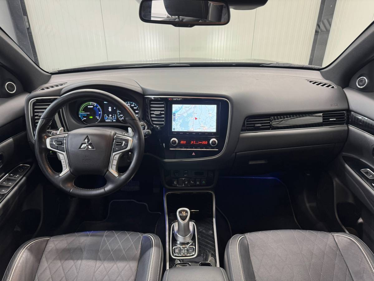 Mitsubishi Outlander Mitsubishi Outlander 2.4 PHEV Instyle |SOH 83%|Trekhaak|Clima|Stoelverwarming|Stuurverwarming|Parkeersensoren|