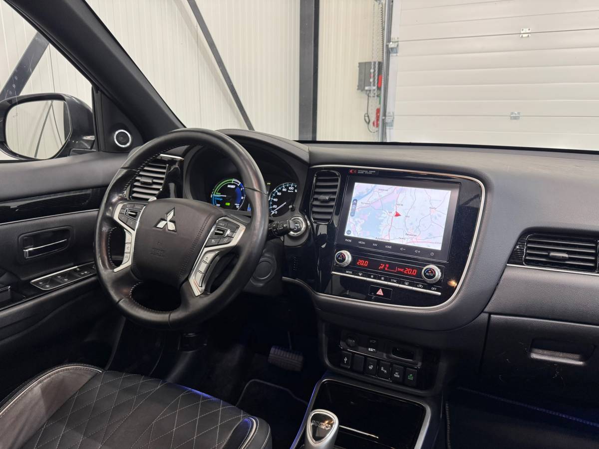 Mitsubishi Outlander Mitsubishi Outlander 2.4 PHEV Instyle |SOH 83%|Trekhaak|Clima|Stoelverwarming|Stuurverwarming|Parkeersensoren|