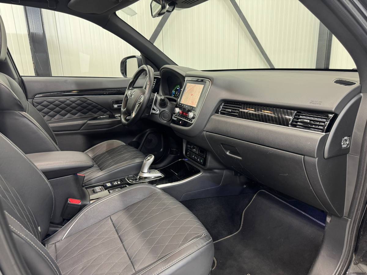 Mitsubishi Outlander Mitsubishi Outlander 2.4 PHEV Instyle |SOH 83%|Trekhaak|Clima|Stoelverwarming|Stuurverwarming|Parkeersensoren|