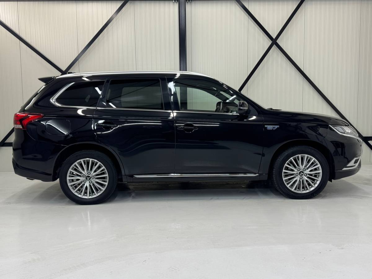 Mitsubishi Outlander Mitsubishi Outlander 2.4 PHEV Instyle |SOH 83%|Trekhaak|Clima|Stoelverwarming|Stuurverwarming|Parkeersensoren|