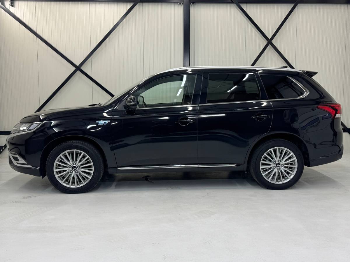 Mitsubishi Outlander Mitsubishi Outlander 2.4 PHEV Instyle |SOH 83%|Trekhaak|Clima|Stoelverwarming|Stuurverwarming|Parkeersensoren|
