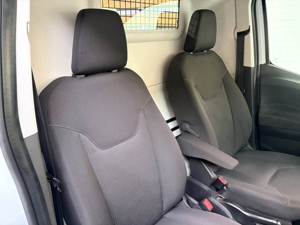 Ford Transit Courier Ford Transit Courier 1.5 TDCI Trend, Airco, CruiseControl, Stoel verwarming Schuifdeur 1ste eigenaar Nederlandse bus RIJKLAARPRIJS