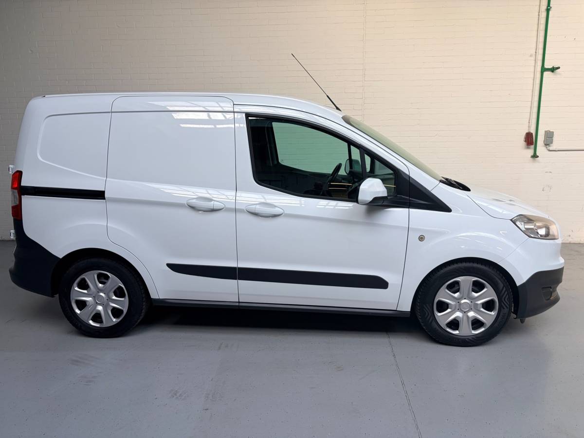 Ford Transit Courier Ford Transit Courier 1.5 TDCI Trend, Airco, CruiseControl, Stoel verwarming Schuifdeur 1ste eigenaar Nederlandse bus RIJKLAARPRIJS