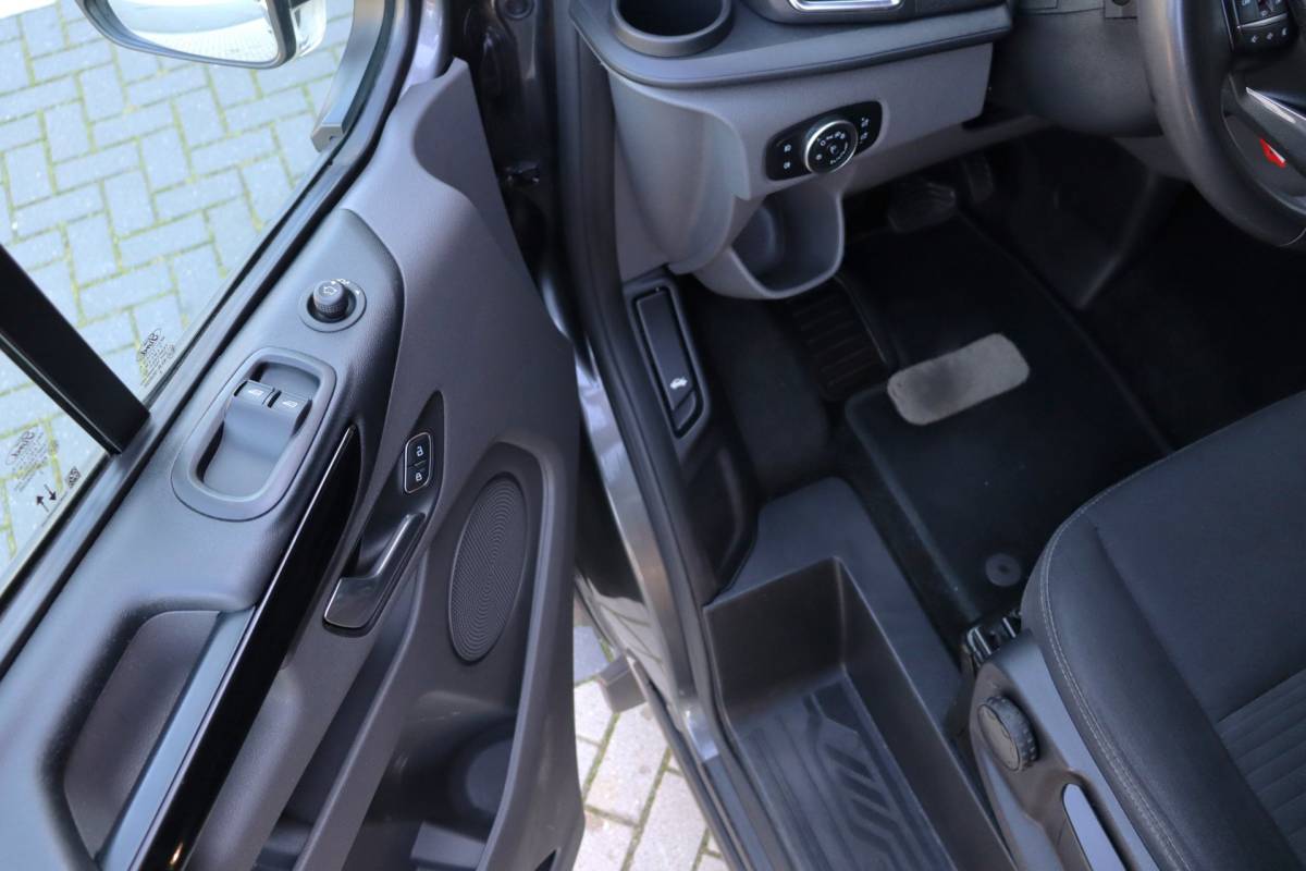 Ford Transit Custom Ford Transit Custom 300 2.0 TDCI L2H1 Limited DC | NAP | Eerste Eigenaar | 170 PK | Cruise | Apple Carplay | Camera | Trekhaak |
