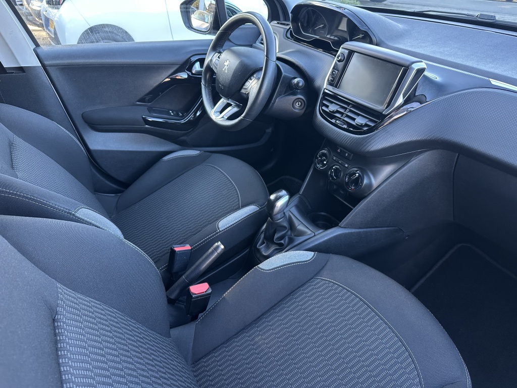 Peugeot 208 Peugeot 208 1.2 Style | Nieuwe Distributieriem | Navigatie |