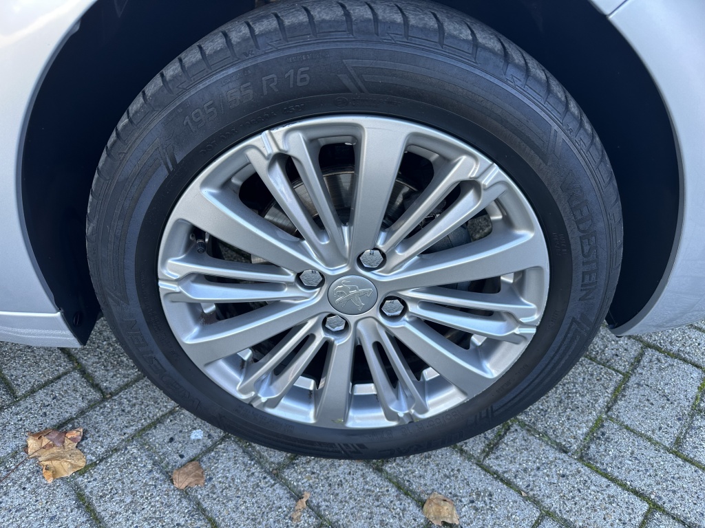 Peugeot 208 Peugeot 208 1.2 Style | Nieuwe Distributieriem | Navigatie |
