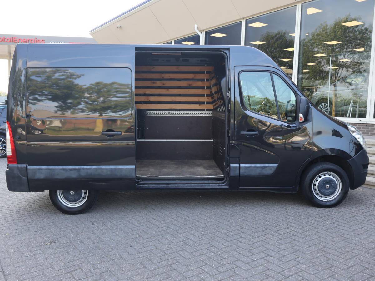 Renault Master Renault Master T35 2.3 DCI 165 PK L2H2 *MARGE* + TREKHAAK | NAVIGATIE | CLIMATE | CRUISE CONTROL
