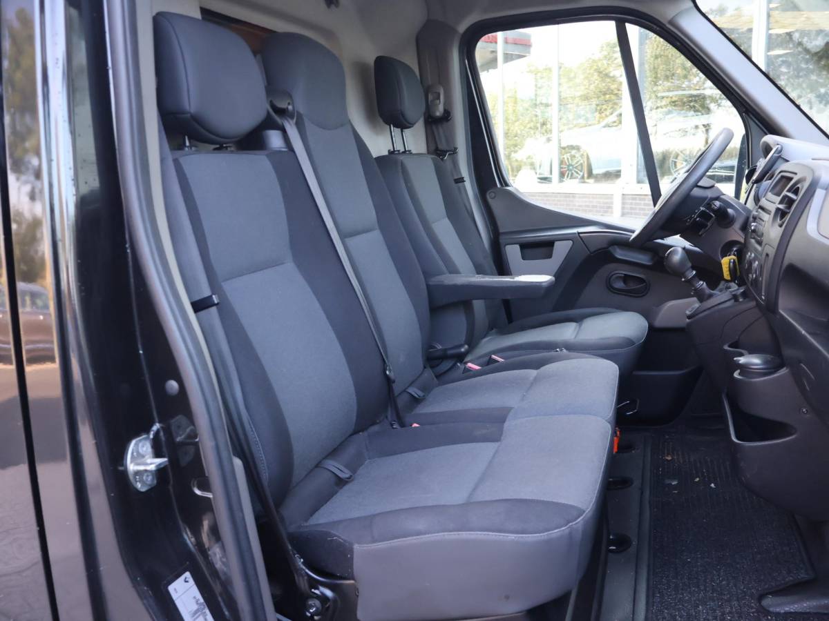 Renault Master Renault Master T35 2.3 DCI 165 PK L2H2 *MARGE* + TREKHAAK | NAVIGATIE | CLIMATE | CRUISE CONTROL
