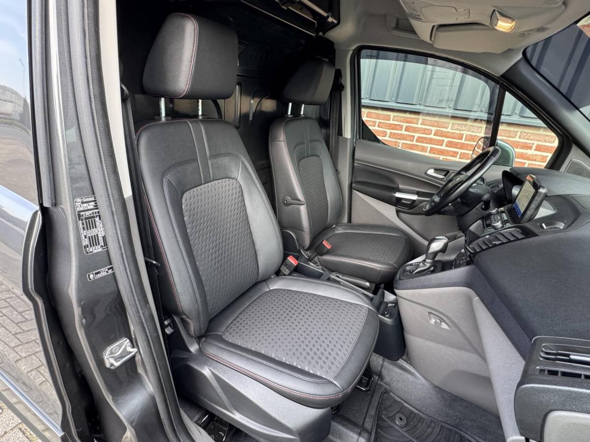 Ford Transit Connect Ford Transit Connect 1.5 120pk L2 Sport Trekhaak/Camera/Carplay/Cruise/Stoelverwarming