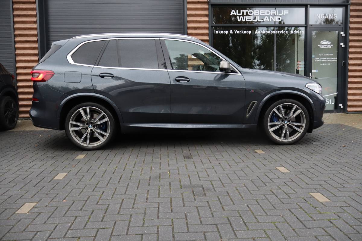 BMW X5 BMW X5 M50d High Executive GRIJS KENTEKEN M-PAKKET NIEUWSTAAT I 22″ I Pano I Leder I Head-Up I Winterpakket I Laser I 360 Camera I B&W I