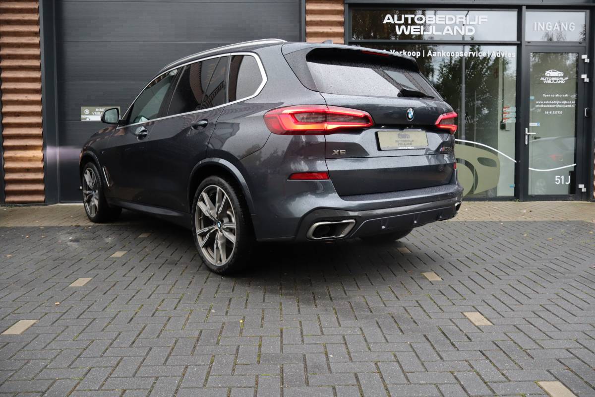 BMW X5 BMW X5 M50d High Executive GRIJS KENTEKEN M-PAKKET NIEUWSTAAT I 22″ I Pano I Leder I Head-Up I Winterpakket I Laser I 360 Camera I B&W I