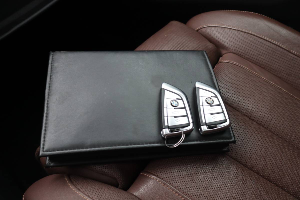 BMW X5 BMW X5 M50d High Executive GRIJS KENTEKEN M-PAKKET NIEUWSTAAT I 22″ I Pano I Leder I Head-Up I Winterpakket I Laser I 360 Camera I B&W I