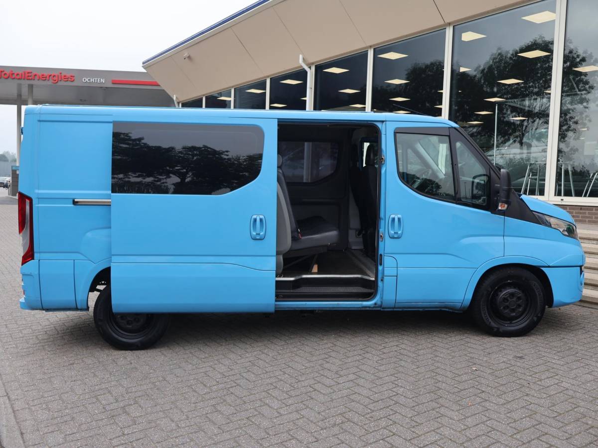 Iveco Daily Iveco Daily 35C18V 3.0 180 PK AUT8 6-PERS DUBBEL CABINE EURO 6 | 3500 KG TREKHAAK | CAMERA | CRUISE | CLIMATE CONTROL | NAVIGATIE