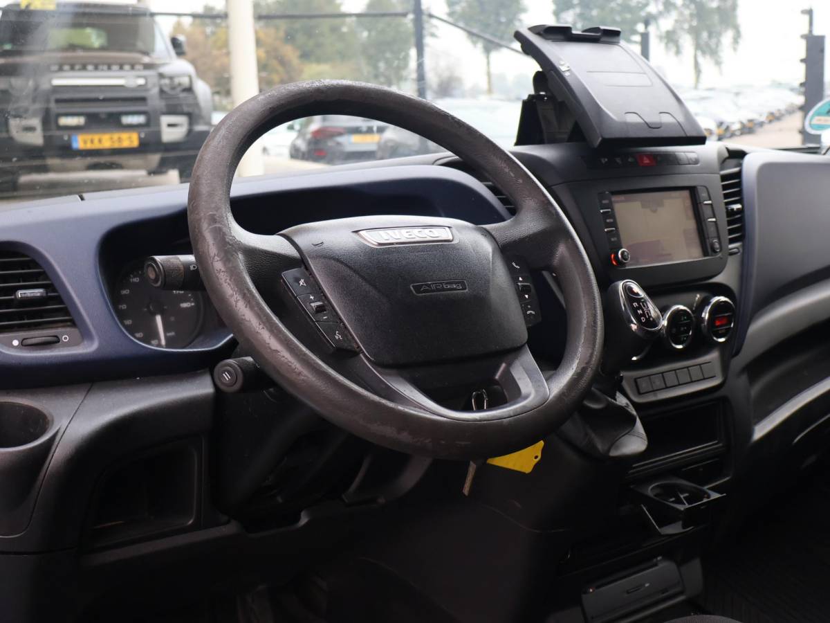 Iveco Daily Iveco Daily 35C18V 3.0 180 PK AUT8 6-PERS DUBBEL CABINE EURO 6 | 3500 KG TREKHAAK | CAMERA | CRUISE | CLIMATE CONTROL | NAVIGATIE