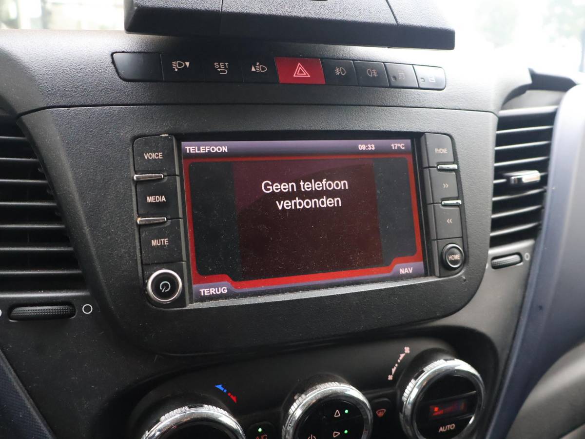 Iveco Daily Iveco Daily 35C18V 3.0 180 PK AUT8 6-PERS DUBBEL CABINE EURO 6 | 3500 KG TREKHAAK | CAMERA | CRUISE | CLIMATE CONTROL | NAVIGATIE