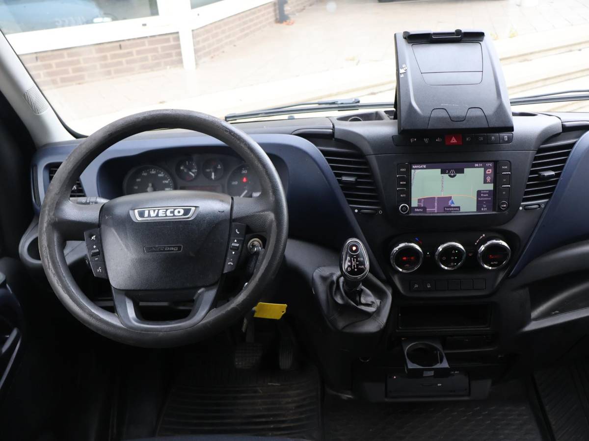 Iveco Daily Iveco Daily 35C18V 3.0 180 PK AUT8 6-PERS DUBBEL CABINE EURO 6 | 3500 KG TREKHAAK | CAMERA | CRUISE | CLIMATE CONTROL | NAVIGATIE