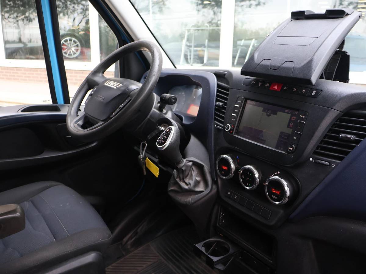 Iveco Daily Iveco Daily 35C18V 3.0 180 PK AUT8 6-PERS DUBBEL CABINE EURO 6 | 3500 KG TREKHAAK | CAMERA | CRUISE | CLIMATE CONTROL | NAVIGATIE