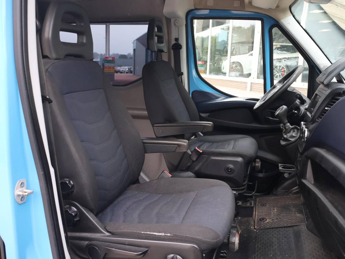 Iveco Daily Iveco Daily 35C18V 3.0 180 PK AUT8 6-PERS DUBBEL CABINE EURO 6 | 3500 KG TREKHAAK | CAMERA | CRUISE | CLIMATE CONTROL | NAVIGATIE