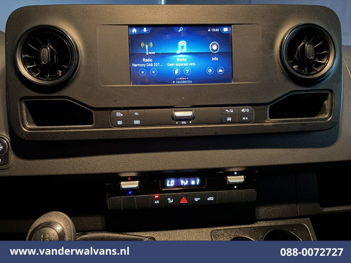 Mercedes-Benz Sprinter Mercedes-Benz Sprinter 317 CDI 170pk L2H1 Euro6 Airco | Camera | Navigatie | 2800kg Trekhaak | Apple Carplay Android Auto, Stoelverwarming, 270 Graden Achterdeuren, Parkeersensoren, Bijrijdersbank