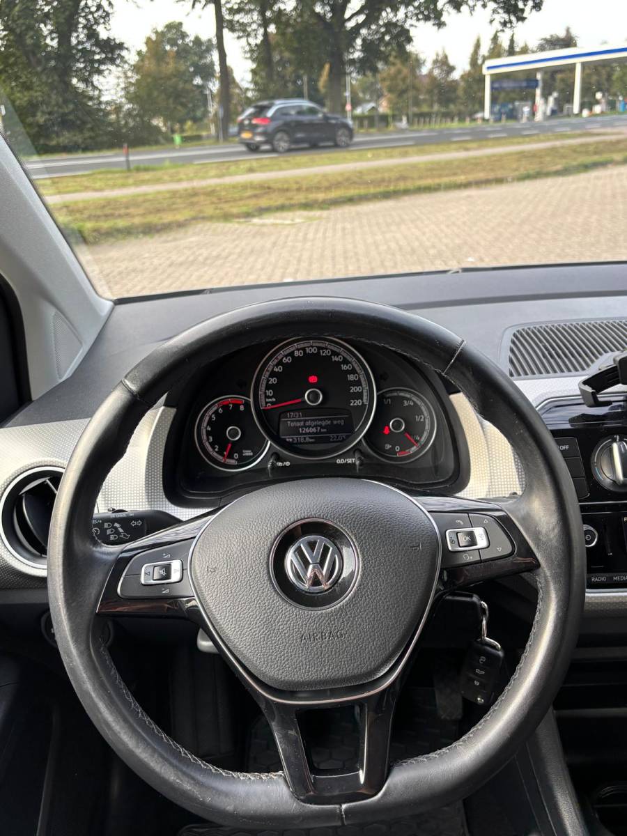 Volkswagen up! Volkswagen Up! 1.0 60PK High Up! | Cruise | MF-Stuur | PDC | Orig. NL | NAP |
