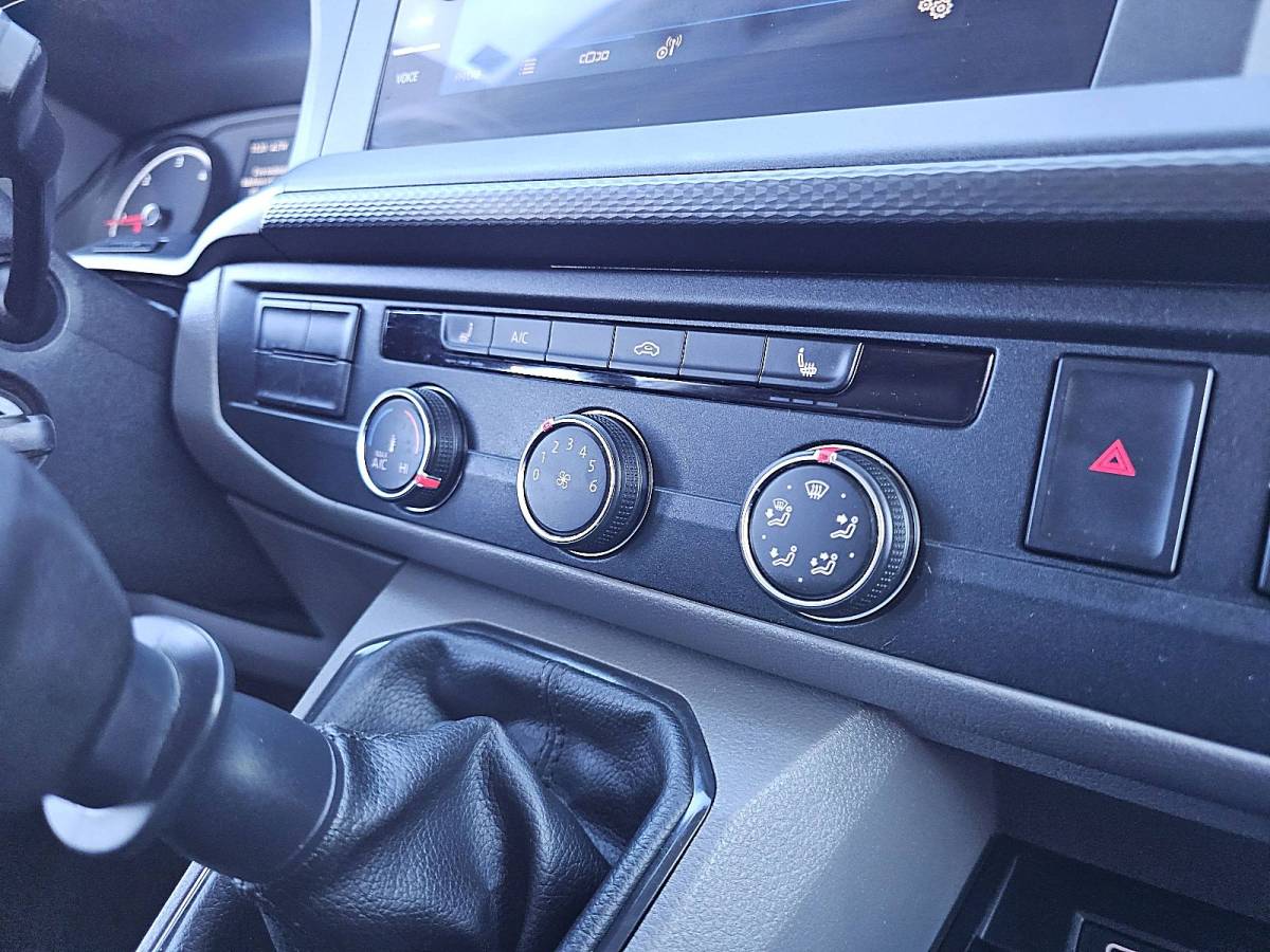 Volkswagen Transporter VOLKSWAGEN TRANSPORTER 2.0 TDI L2H1 Navi Trekhaak Adaptieve Cruise Control Standkachel Achterdeuren PDC Airco 3 Zits Euro6 150 PK!