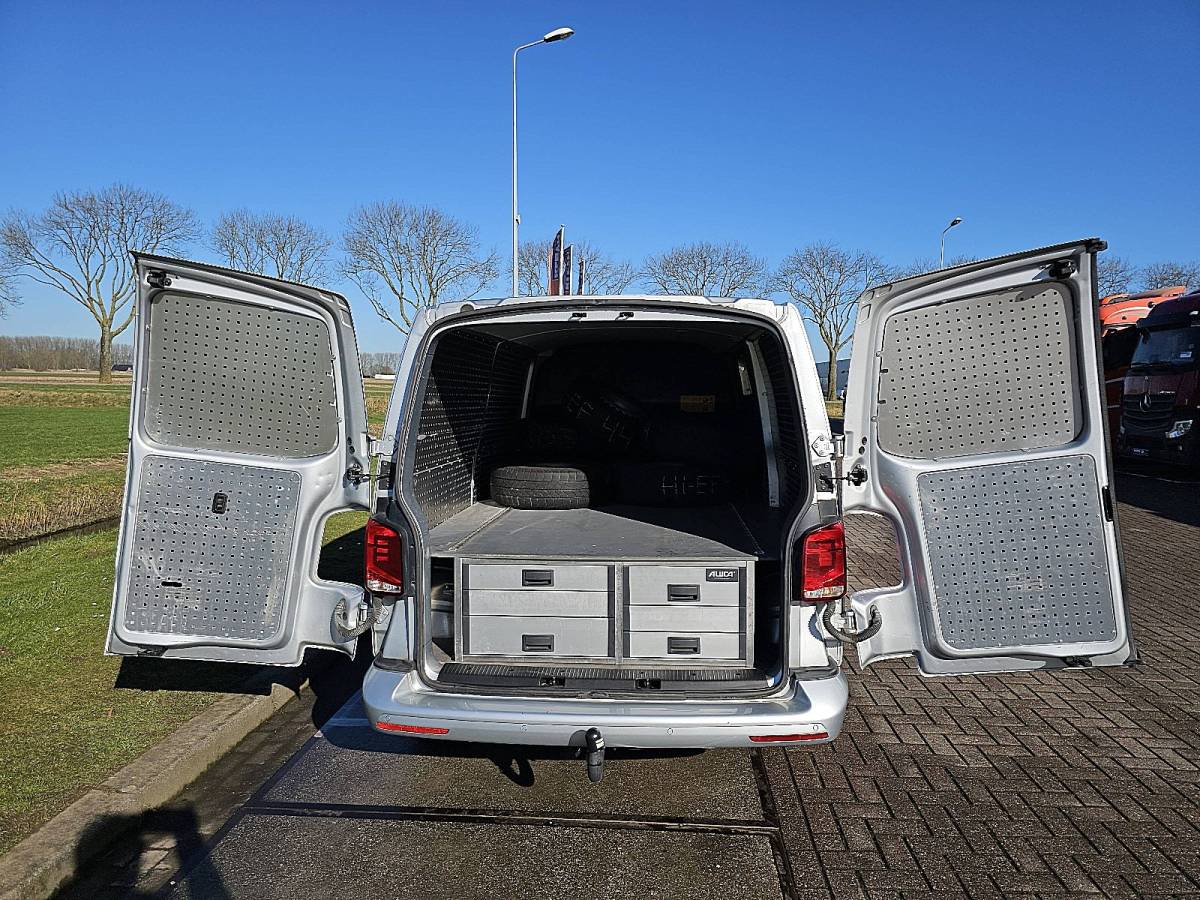 Volkswagen Transporter VOLKSWAGEN TRANSPORTER 2.0 TDI L2H1 Navi Trekhaak Adaptieve Cruise Control Standkachel Achterdeuren PDC Airco 3 Zits Euro6 150 PK!