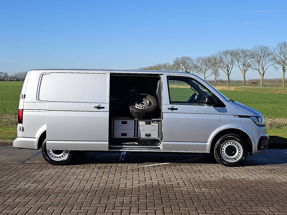 Volkswagen Transporter VOLKSWAGEN TRANSPORTER 2.0 TDI L2H1 Navi Trekhaak Adaptieve Cruise Control Standkachel Achterdeuren PDC Airco 3 Zits Euro6 150 PK!