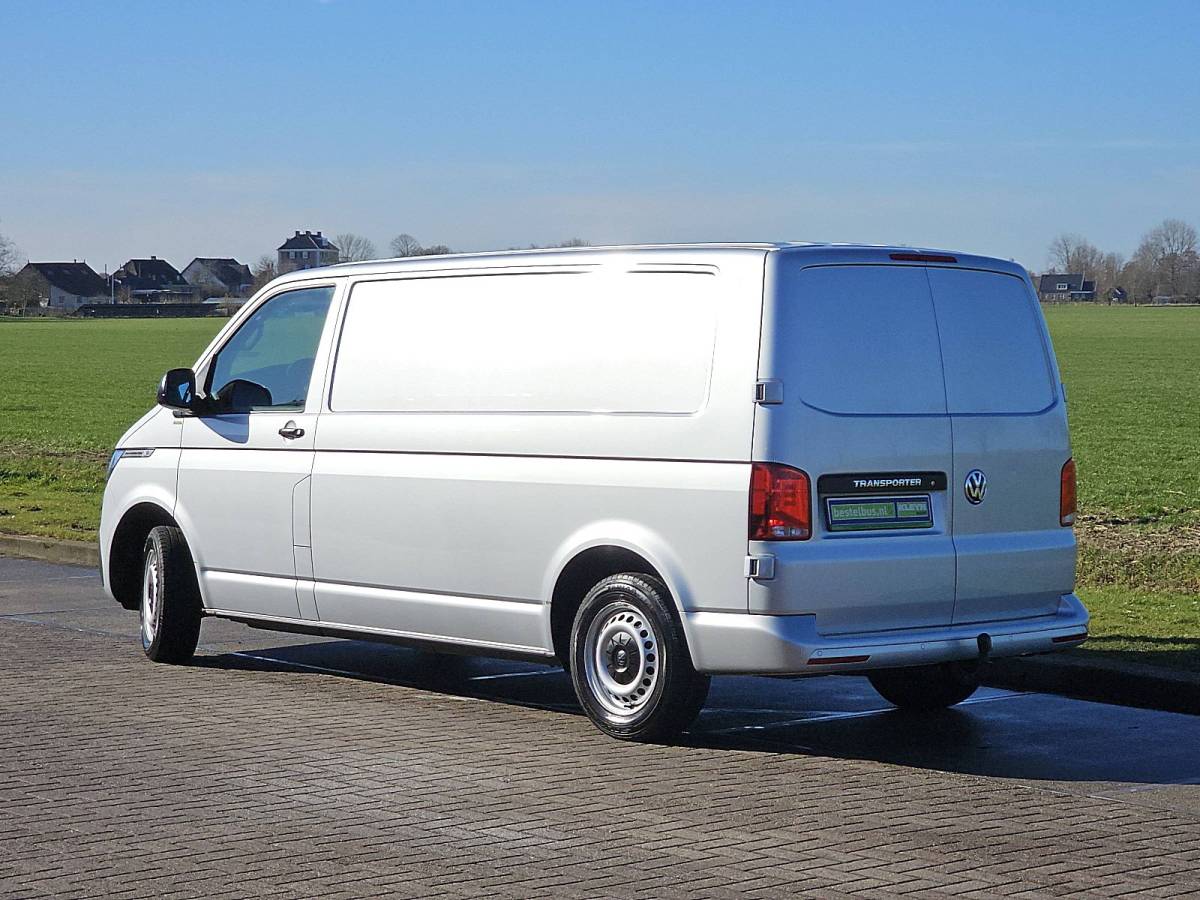 Volkswagen Transporter VOLKSWAGEN TRANSPORTER 2.0 TDI L2H1 Navi Trekhaak Adaptieve Cruise Control Standkachel Achterdeuren PDC Airco 3 Zits Euro6 150 PK!