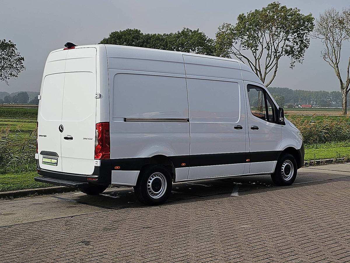 Mercedes-Benz Sprinter MERCEDES-BENZ SPRINTER 315 L2H2 RWD Automaat Airco Mbux Apple Carplay Camera PDC Cruise Control 3 Zits Euro6 150 PK!