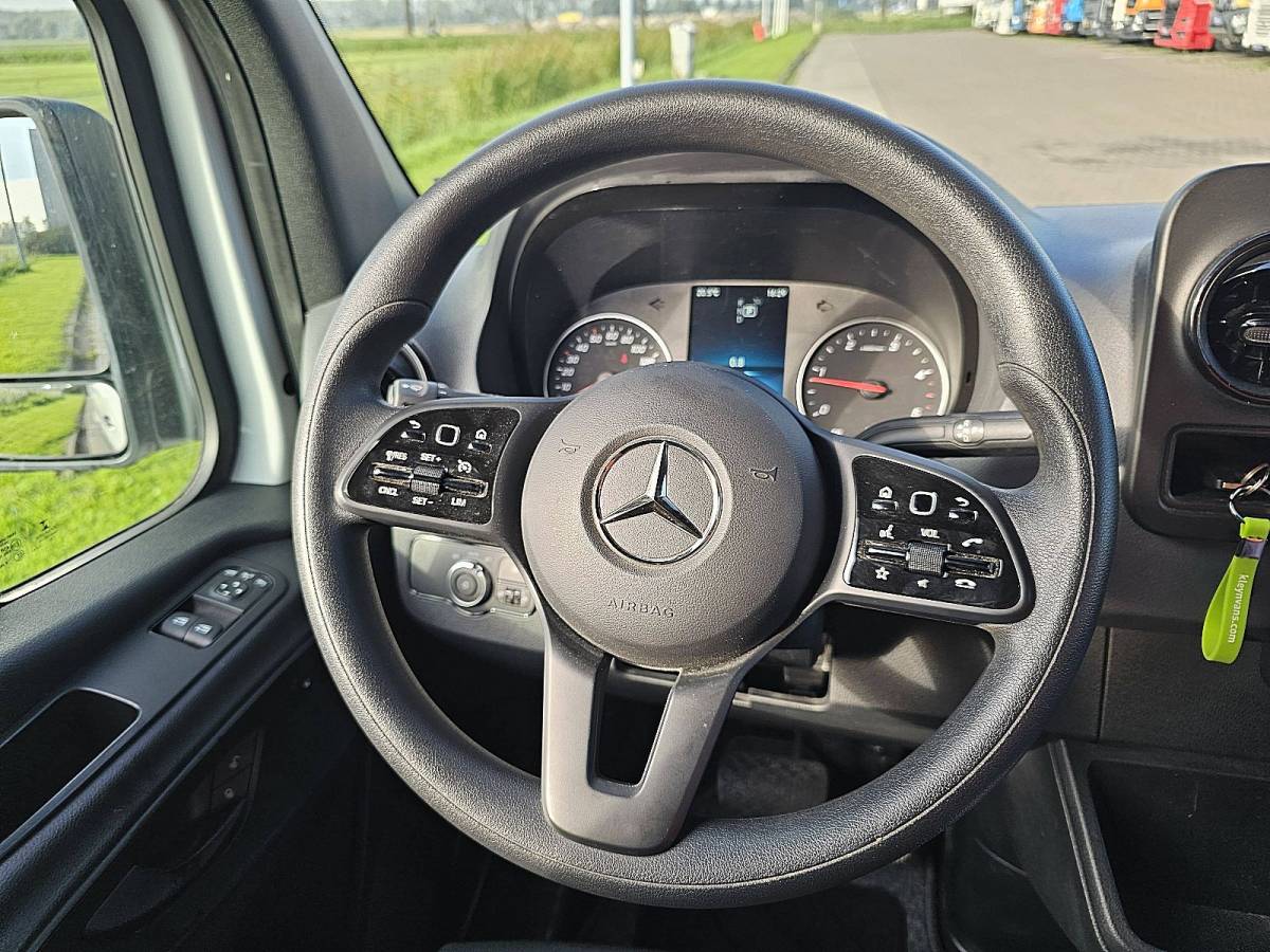 Mercedes-Benz Sprinter MERCEDES-BENZ SPRINTER 317 L2H2 RWD Automaat Airco Mbux Camera Cruise Control Apple Carplay Parkeersensoren 3 Zits Euro6 170 PK!