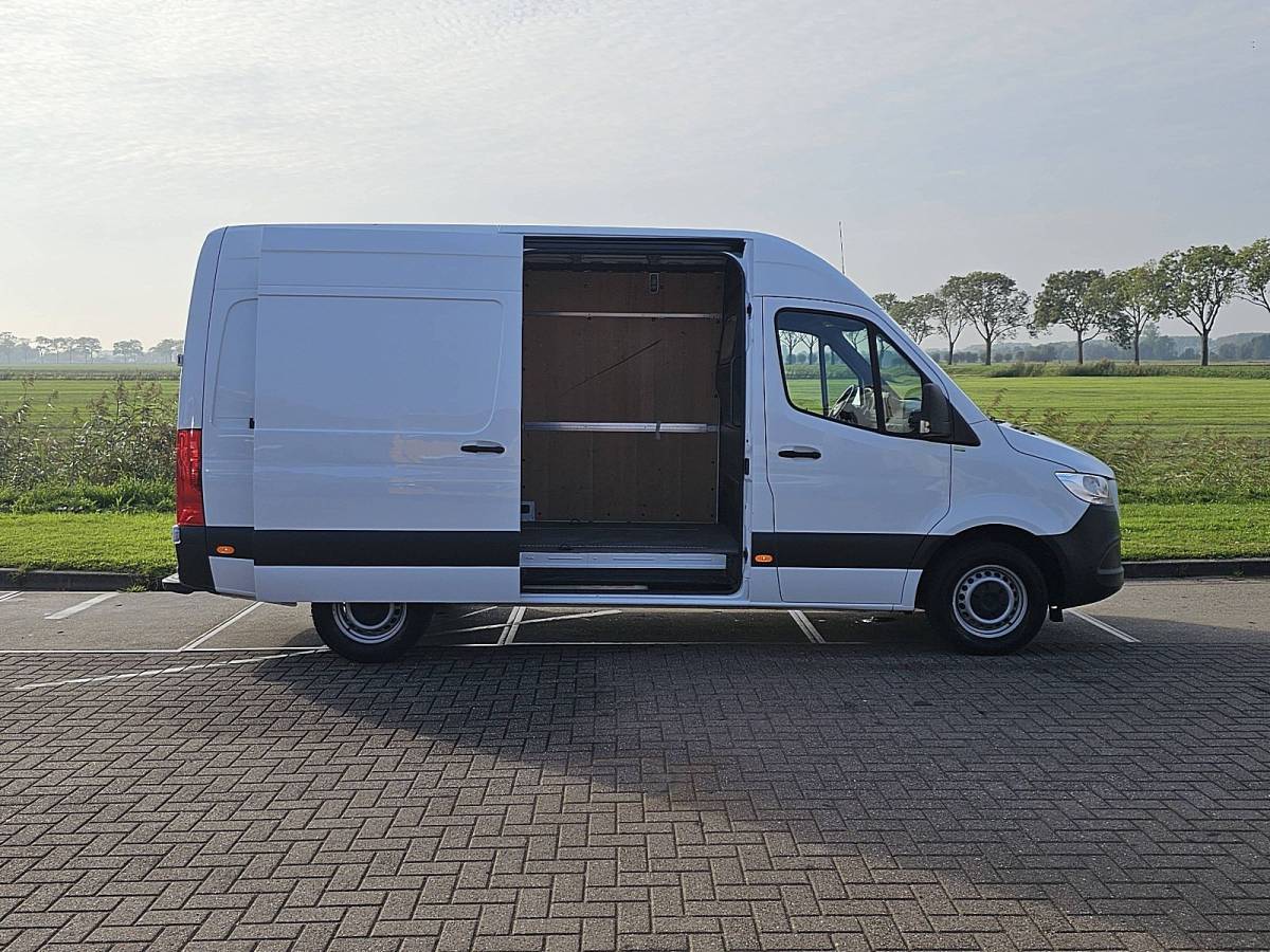 Mercedes-Benz Sprinter MERCEDES-BENZ SPRINTER 317 L2H2 RWD Automaat Airco Mbux Camera Cruise Control Apple Carplay Parkeersensoren 3 Zits Euro6 170 PK!