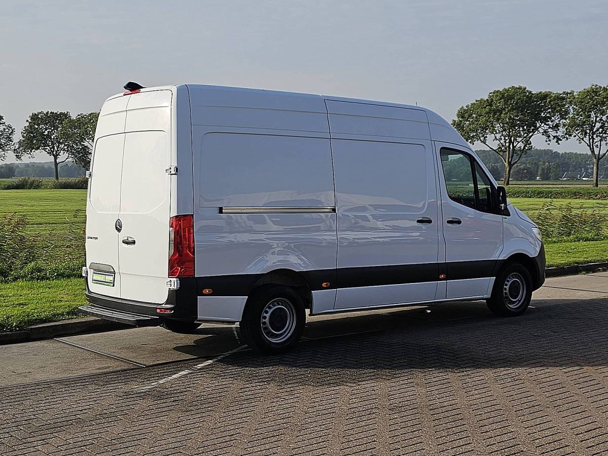 Mercedes-Benz Sprinter MERCEDES-BENZ SPRINTER 317 L2H2 RWD Automaat Airco Mbux Camera Cruise Control Apple Carplay Parkeersensoren 3 Zits Euro6 170 PK!