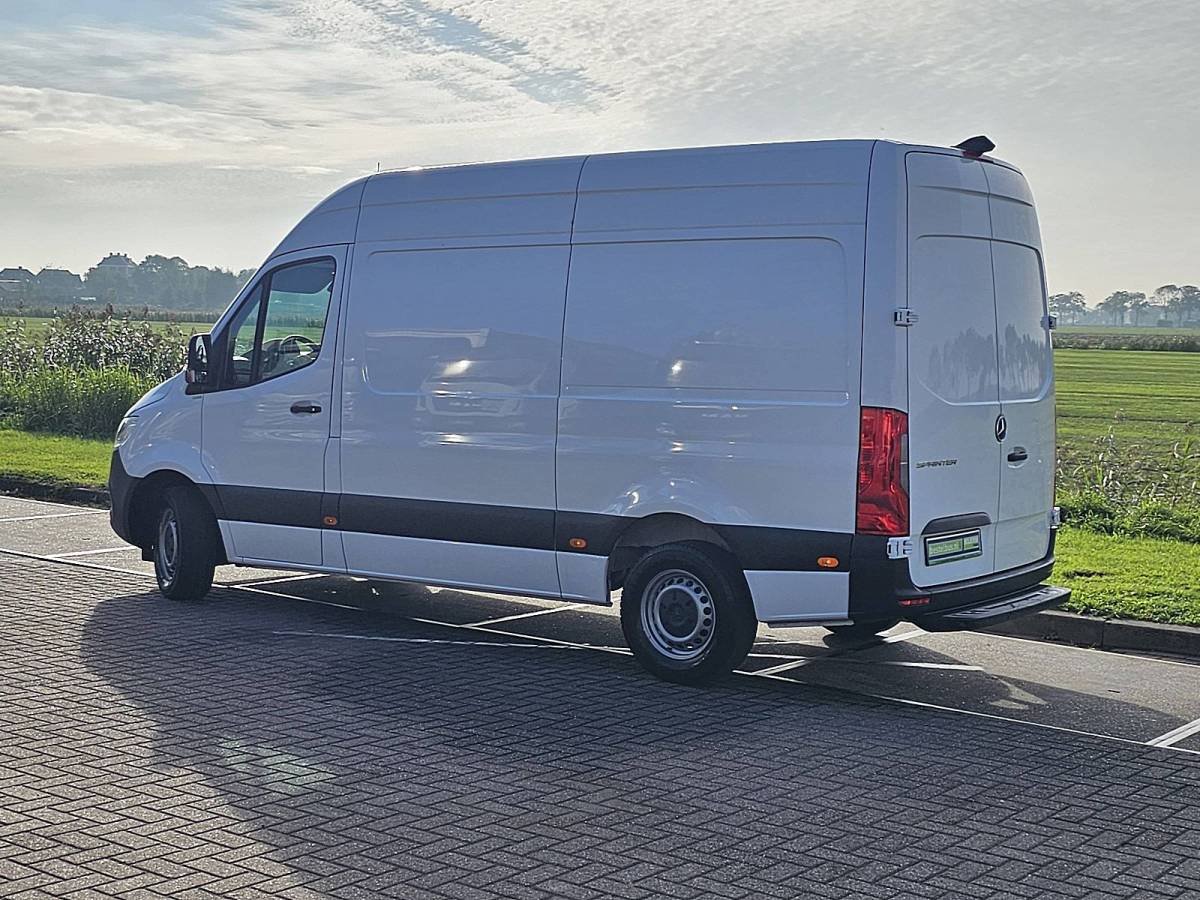 Mercedes-Benz Sprinter MERCEDES-BENZ SPRINTER 317 L2H2 RWD Automaat Airco Mbux Camera Cruise Control Apple Carplay Parkeersensoren 3 Zits Euro6 170 PK!
