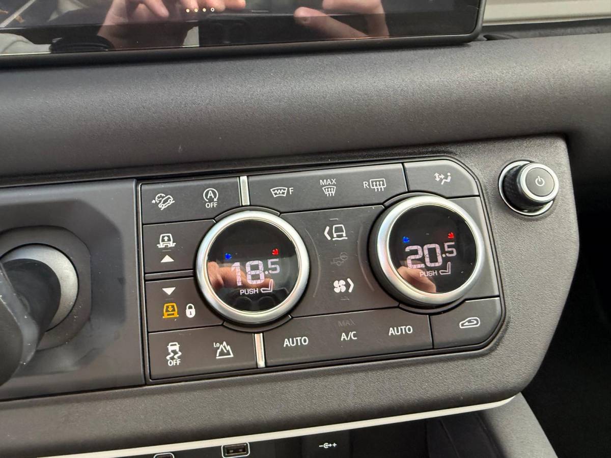 Land Rover Defender Land Rover Defender 2.0 D240 110 S | 3/6/12MND GARANTIE | GRIJSKENTEKEN| PANO | CRUISE | LED | CARPLAY | DAB | NAVI | LMV |