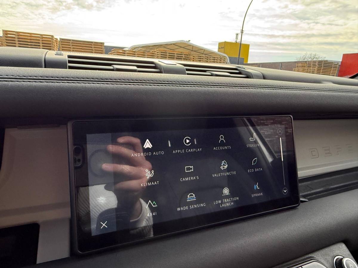 Land Rover Defender Land Rover Defender 2.0 D240 110 S | 3/6/12MND GARANTIE | GRIJSKENTEKEN| PANO | CRUISE | LED | CARPLAY | DAB | NAVI | LMV |